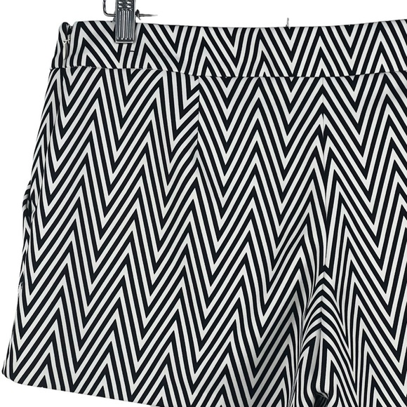 Express WOMENS CHEVRON LINED SHORTS - Picture 5 of 10